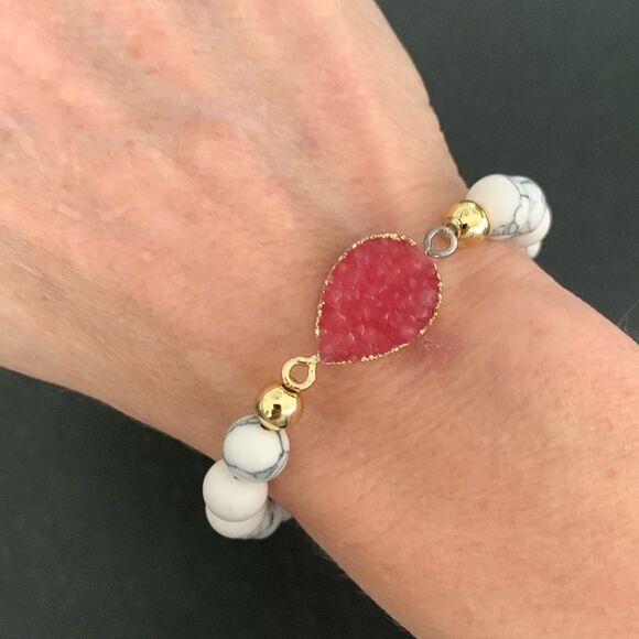 Bold Red Faux Druzy Stone Bracelet with Gold-Tone & Howlite Beads - Stretch New - Picture 4 of 9